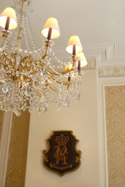 King's Room chandelier and Rex emblem